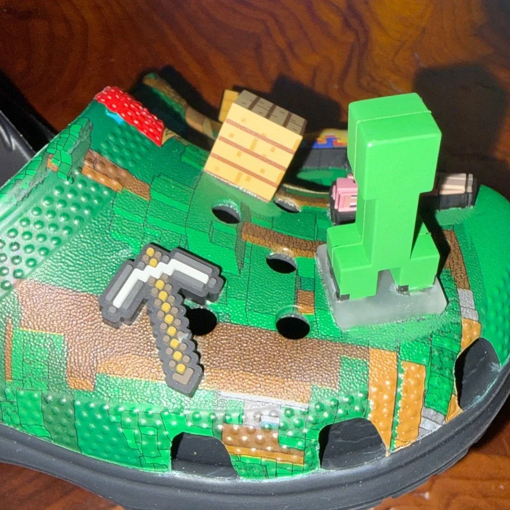 Kids C12 Minecraft CROCS - Picture 3 of 6